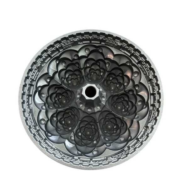 Nordic Ware Holiday Tree Cast Aluminum Bundt Pan 10 cup Capacity Made in the USA - Picture 8 of 10